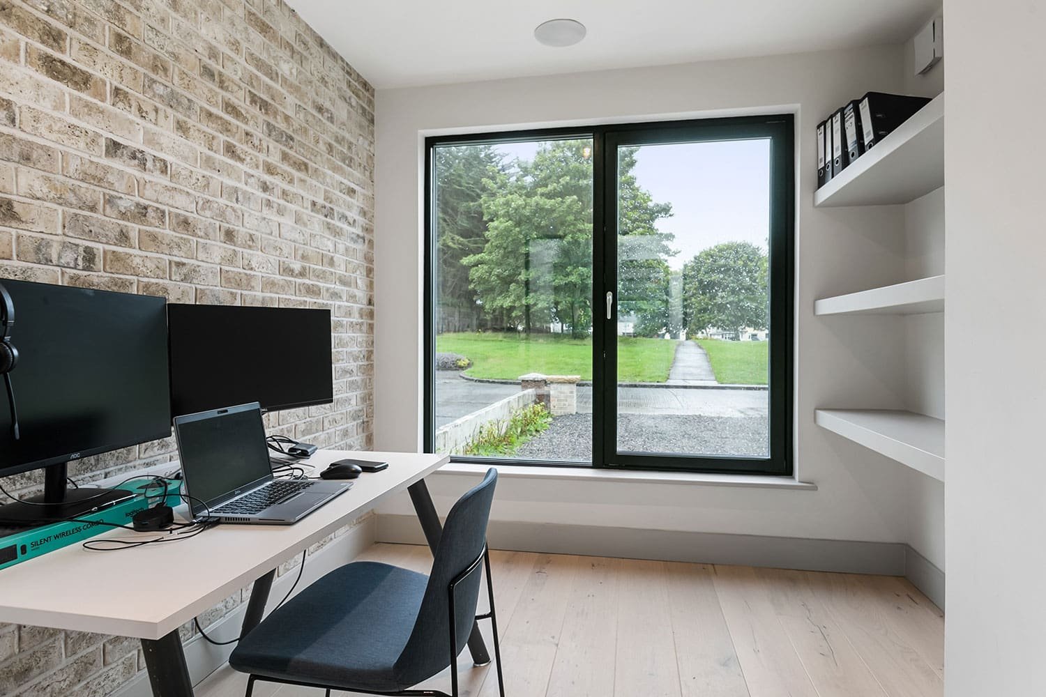 Elegant, sleek design – the perfect finish to your home office